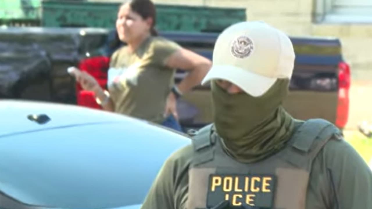 Antes de que los agentes federales llegaran al bloque 144 de la avenida West Houston, siguieron a uno de los hombres desde una gasolinera hasta su vivienda.