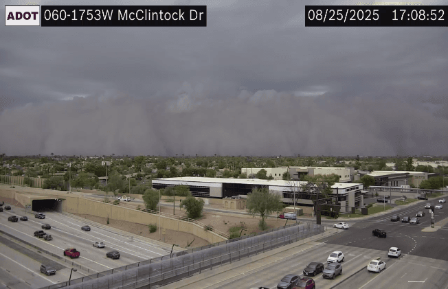 Conducir en una zona bajo las condiciones de una tormenta de polvo puede poner en
<b>riesgo a conductores, pasajeros e incluso peatones</b>.