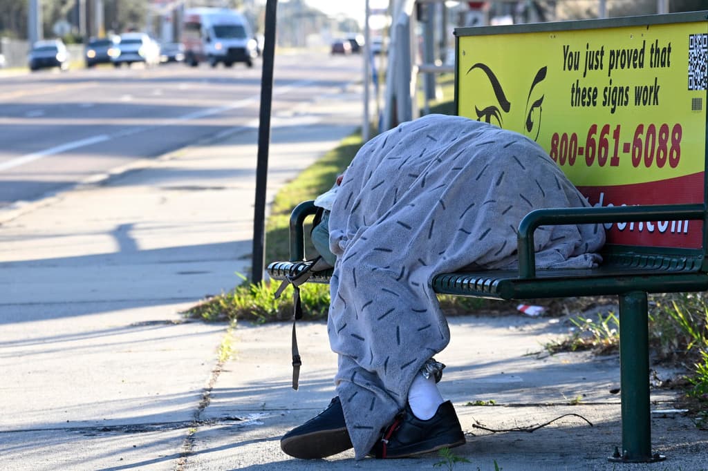 La ciudad de Orlando también sintió el impacto de las bajas temperaturas, reportando 34 grados Fahrenheit el 1 de febrero. Un desamparado no acudió a un refugio, pero sí se aseguró de cubrirse del frío inusual en Florida.