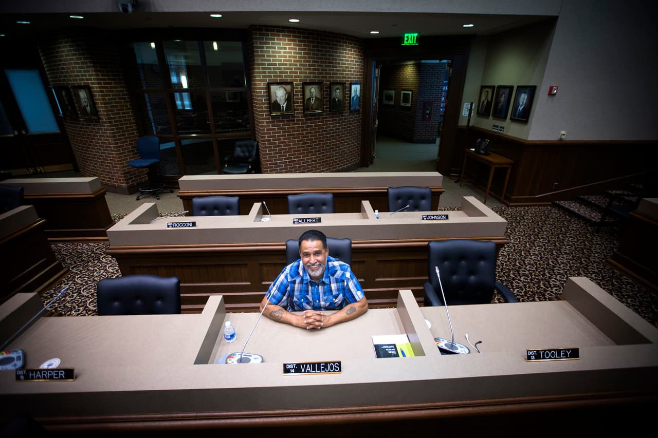 Tommy Vallejos es el primer comisionado hispano en Tennessee. Él representa uno de los distritos del condado de Montgomery.