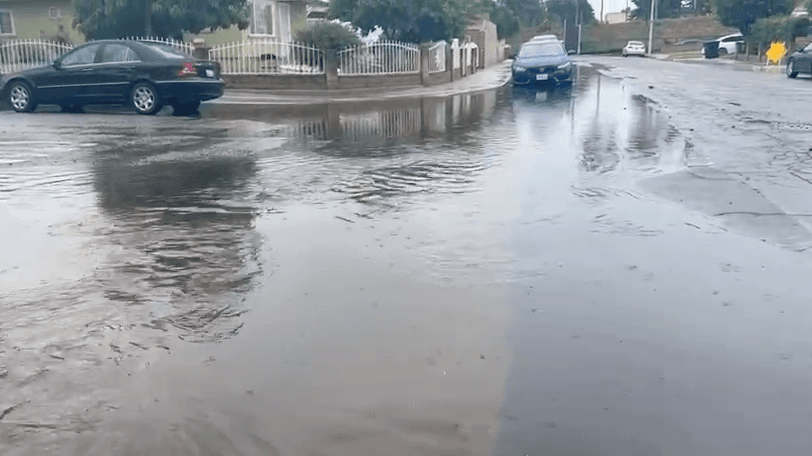 Por ejemplo,
<b><a href="https://www.univision.com/local/los-angeles-kmex/hilary-tormenta-tropical-amenazas-lluvias-inundaciones-california" target="_blank">en Norwalk, con los aguaceros del domingo</a></b> temprano, ya había acumulaciones de agua en algunos vecindarios.