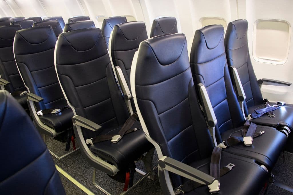 Aerolínea cobrará por reclinar asientos en económica para preservar el espacio personal