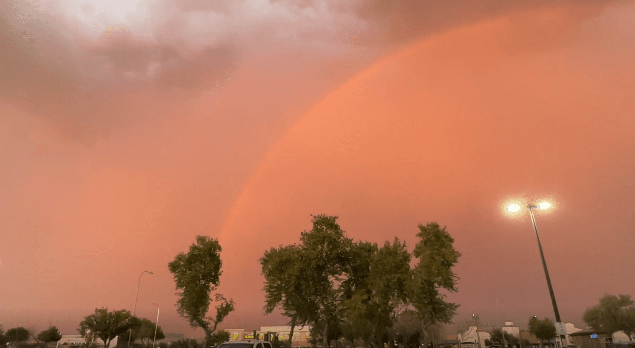 Sin embargo, no todo fue malas noticias, pues
<b> la combinación entre la precipitación y la luz del sol dejó un espectáculo que obligó a propios y extraños a levantar la mirada</b>.