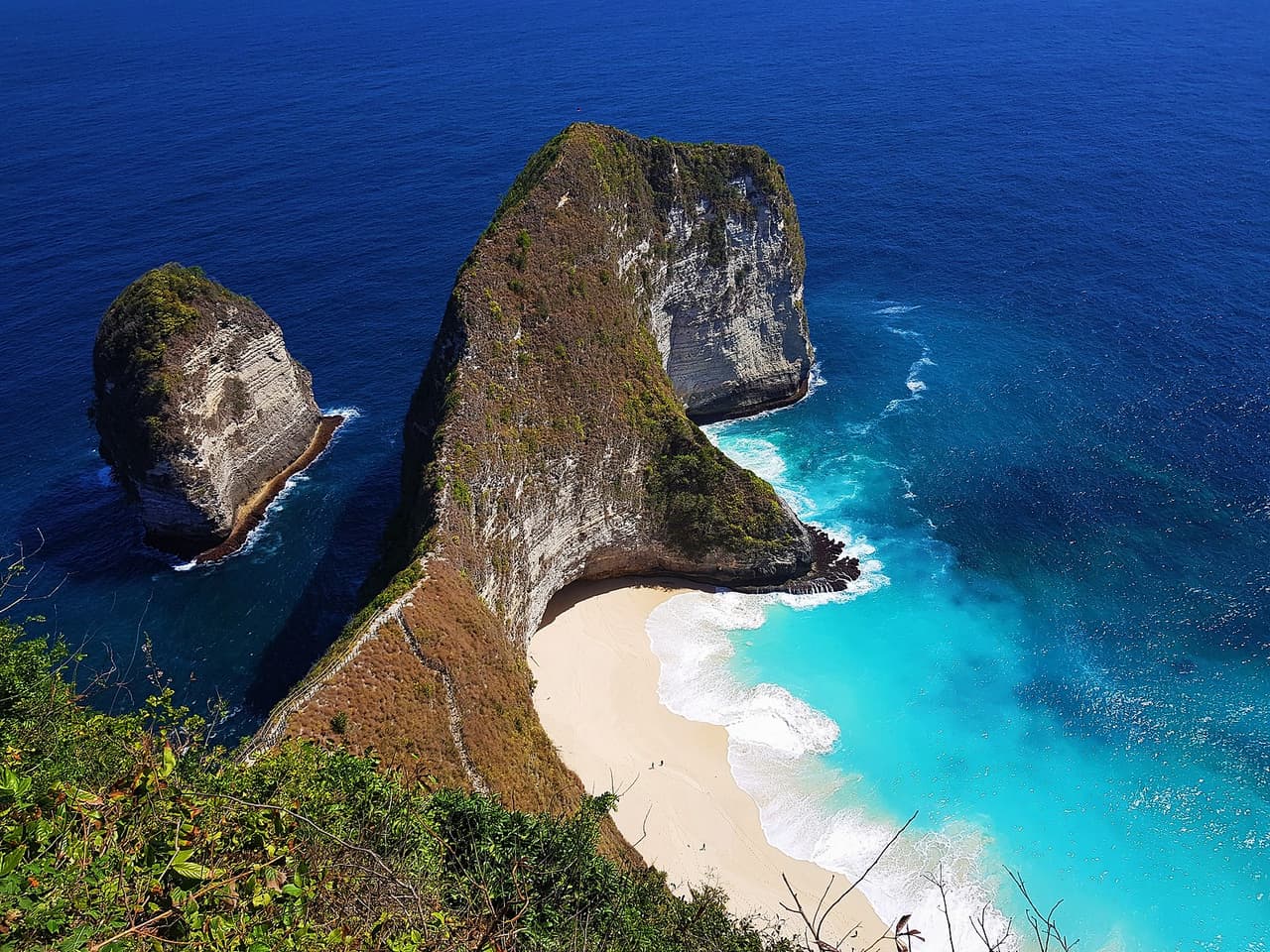 <b>Puesto 16: Kelingking Beach (Nusa Penida, Bali)</b>
<br>
<br>Esta playa está rodeada por imponentes acantilados escarpados, profundas aguas azul turquesa abrazadas por arena blanca y polvorienta con la vista más asombrosa. Es como el cielo en la tierra.