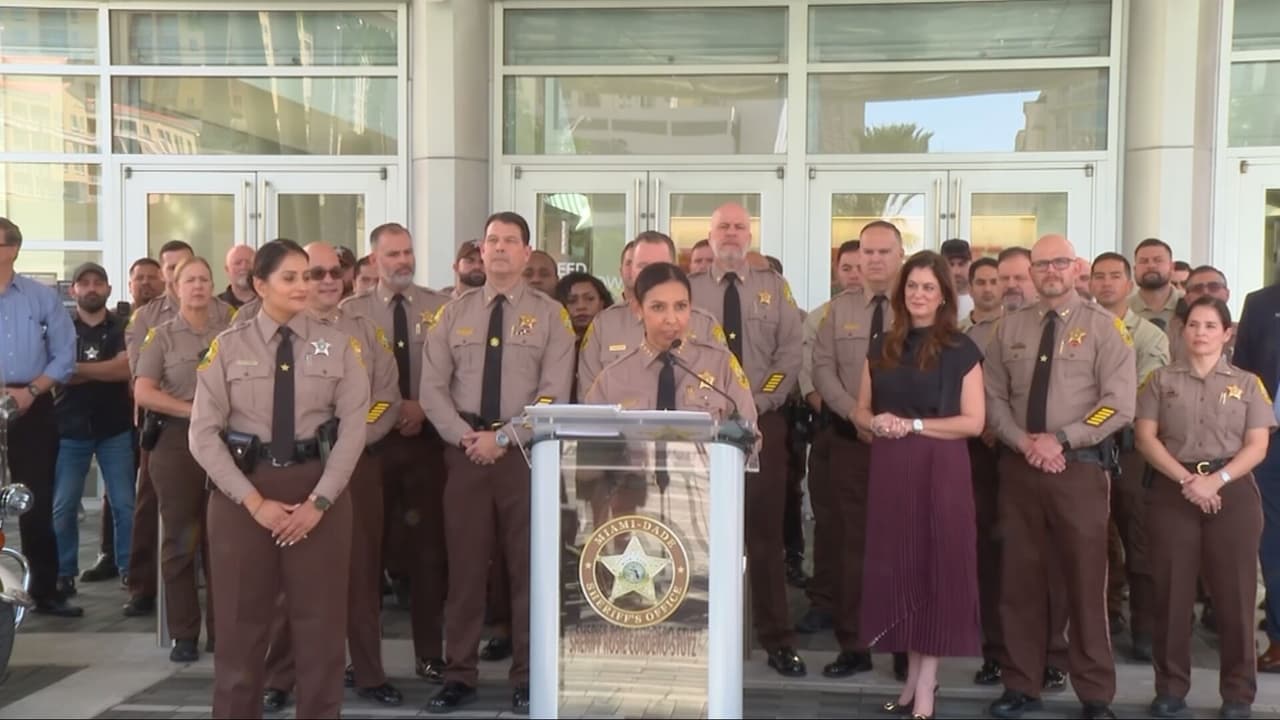 Sheriff de Miami-Dade lanza operativo de seguridad para la temporada de compras navideñas