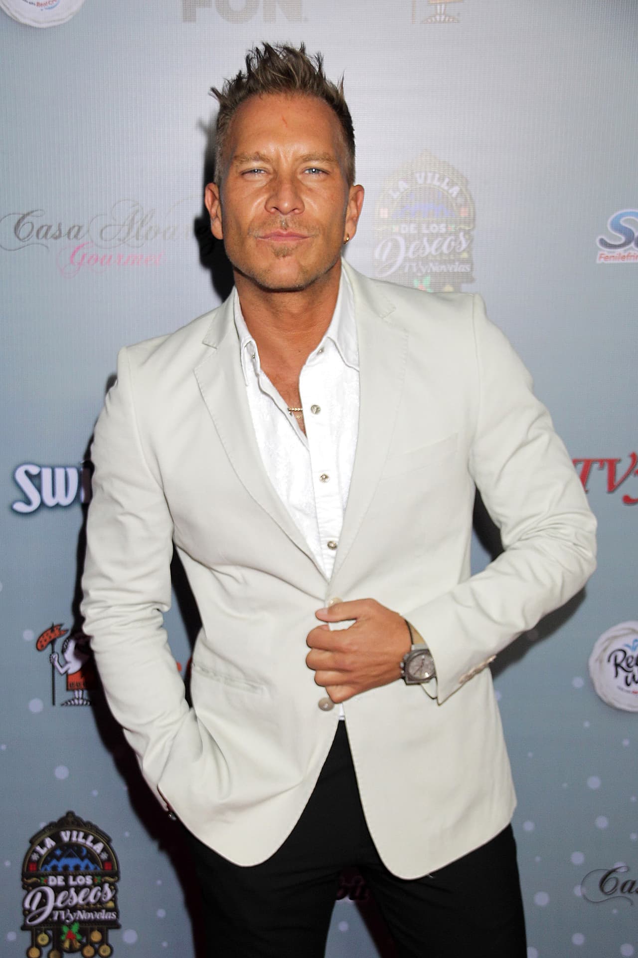 En 2018, el actor vivió una experiencia similar a la de Livia, pues fue acusado de
<b>robar una crema de una farmacia</b> en la Ciudad de México, hecho que siempre desmintió. Por tal motivo, sabe que su exnovia no la está pasando bien con los señalamientos.
<br>