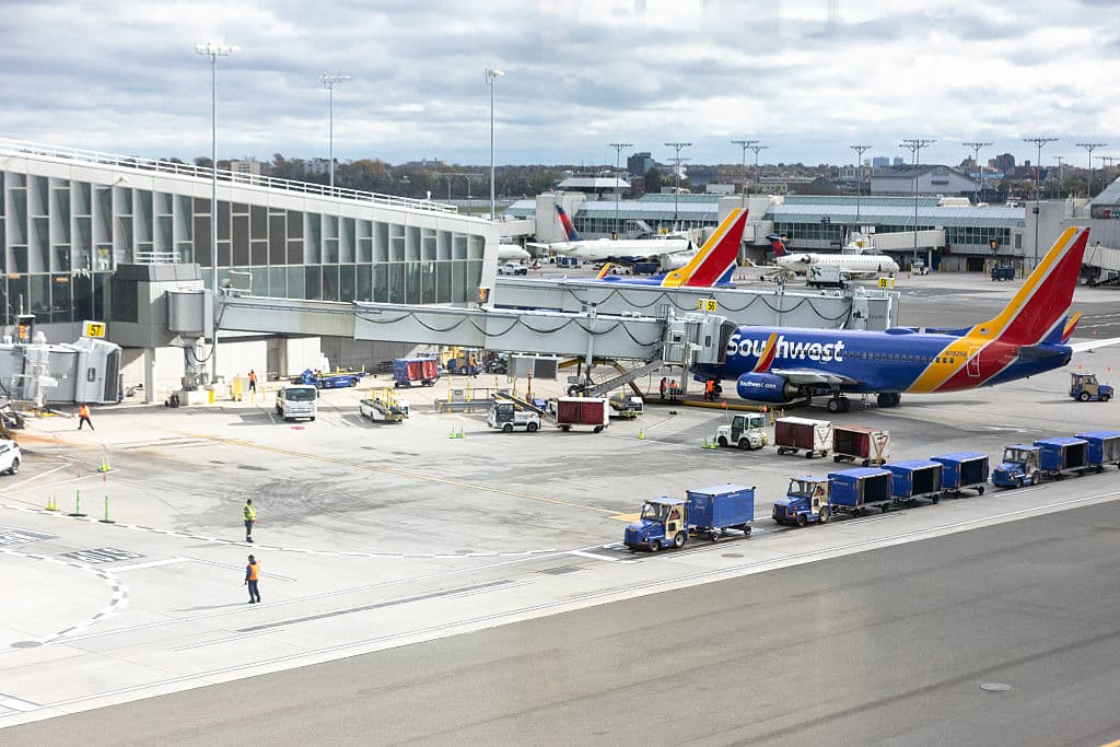 ¿Cuánto le cuestan los controladores aéreos cada mes a los Estados Unidos? Una fuente del Congreso reveló a la publicación Político que la nómina mensual alcanza los
<b>500 millones de dólares</b>.