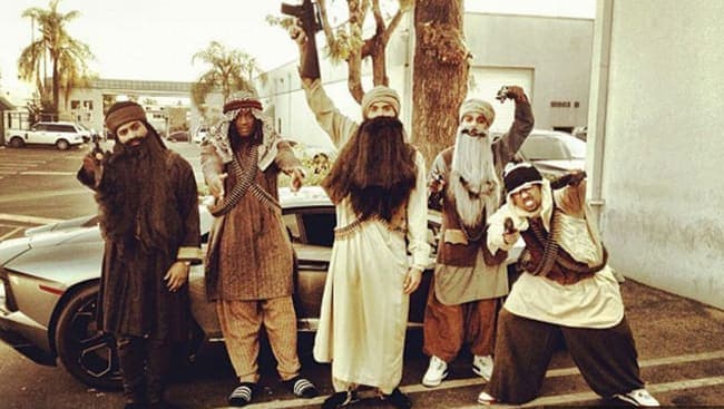 <b>Chris Brown.</b> Este genio se disfrazó de "terrorista".