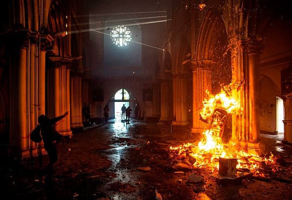 Sin embargo, la conmemoración se tornó violenta cuando una iglesia fue consumida por el fuego y otra muy dañada en las cercanías de la Plaza Italia de Santiago, tras ataques violentos por encapuchados.
