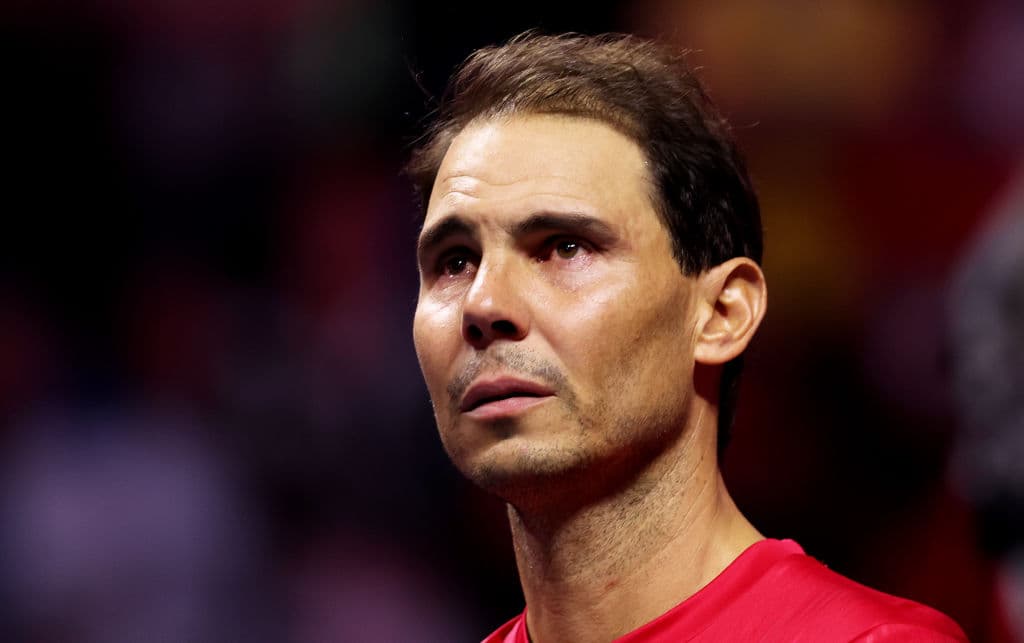 <a href="https://www.tudn.com/tenis/cristiano-ronaldo-toni-kroos-y-roger-federer-lideran-mensajes-de-despedida-para-rafa-nadal">El tenista español Rafael Nadal en llanto </a>mientras proyectaban un video de su despedida, luego de perder frente a Países Bajos la Copa Davis, el 19 de noviembre en Málaga, España. A los 38 años, tras una letanía de lesiones y un historial de éxito de décadas, Nadal se retiró: campeón de 22 Grand Slam y un ejemplo para otros contemporáneos como Roger Federer o Novak Djokovic, hasta para su aparente heredero, Carlos Alcaraz.