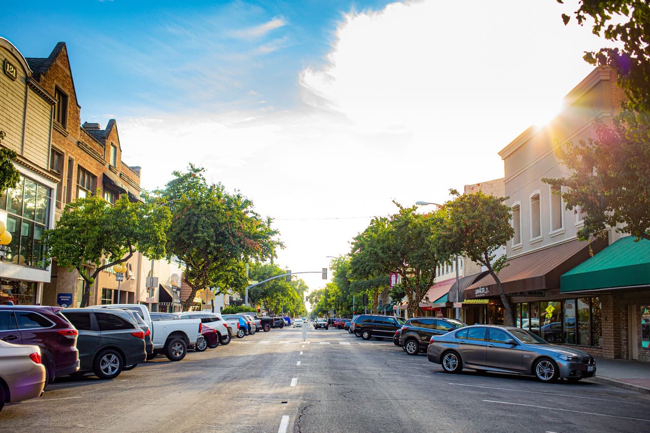 <h2 class="cms-H2-H2">9. Visalia, California</h2>
<br>
<br>En Visalia, California, se registró un aumento migratorio del 8.4%, junto con un crecimiento del empleo en agricultura y logística. Aunque los ingresos cayeron en torno a un 5%, los precios de la vivienda aumentaron más de un 40% (desde 2020), impulsados por la demanda de los compradores que se quedaron fuera de las grandes metrópolis de California.
<br>