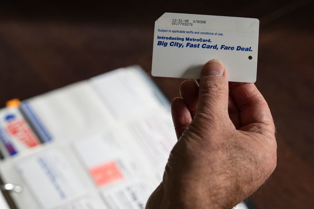 2️⃣ El coleccionista Radin muestra la primera MetroCard que estuvo disponible para la venta que en español lee: "Gran ciudad. Tarjeta rápida. Trato justo".
<br>
<br>Según la historia de la MetroCard, en los 90, los pasajeros se resistían a utilizarlas porque estaban acostumbrados al uso de tokens.