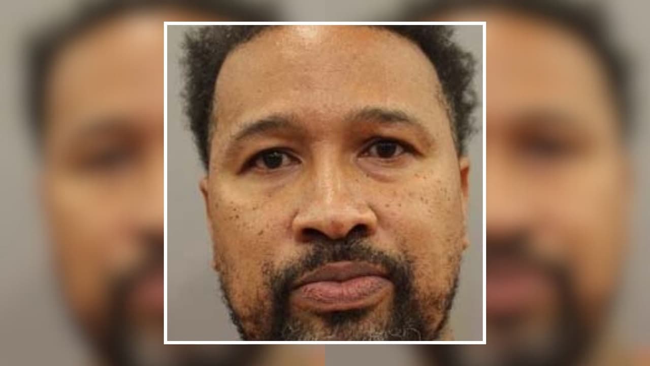 Detienen en Texas a hombre acusado de asesinato, distribución de metanfetaminas y posesión ilegal de armas