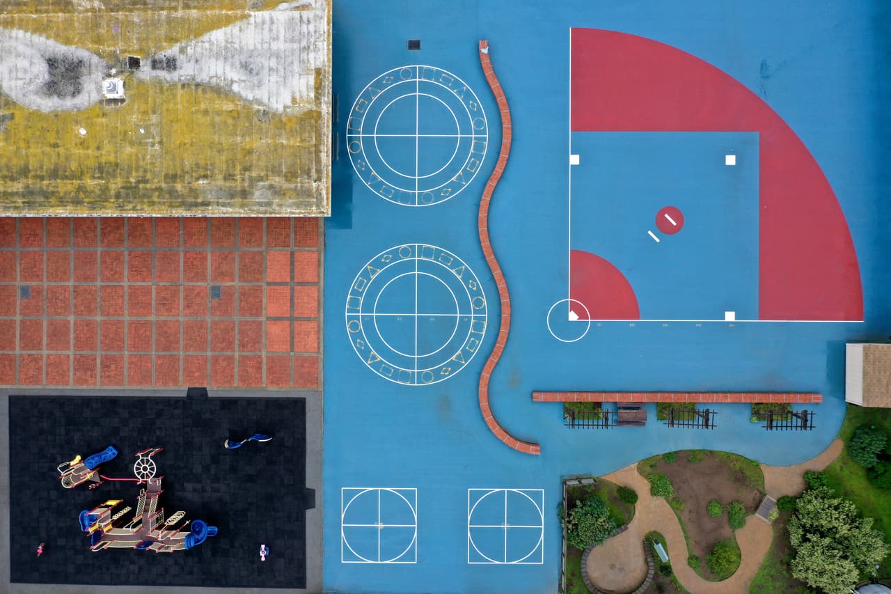 El patio de la Escuela Primaria Ulloa en San Francisco, California. 18 de marzo.
<a href="https://www.univision.com/noticias/salud/fuerzas-unidas-en-la-emergencia-el-angustioso-traslado-de-pacientes-de-covid-19-en-nueva-york-fotos-fotos">Vea aquí las fotografías del angustioso traslado de pacientes de covid-19 en Nueva York</a>, el estado más afectado por la pandemia en EEUU.