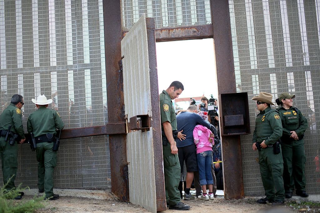 El DHS evalúa un plan para rechazar solicitudes de asilo sin entrevista, según reportes