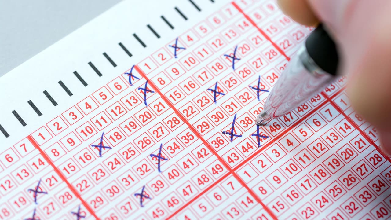 <h3 class="cms-H3-H3">Powerball: la guía que necesitas antes del sorteo</h3>
<br>
<br>Powerball atrae a millones de jugadores en todo Estados Unidos cada vez que el premio mayor crece. Mientras muchos compran un boleto, pocos conocen qué implica realmente ganar. Esta guía reúne las probabilidades de acierto, las reglas para cobrar el premio, el impacto fiscal, las normas de anonimato y qué ocurre si el ganador muere antes de recibir todos los pagos.