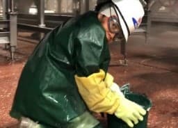 Los 100 niños que limpiaban la sangre de animales de los pisos: la explotación laboral infantil que nadie vio