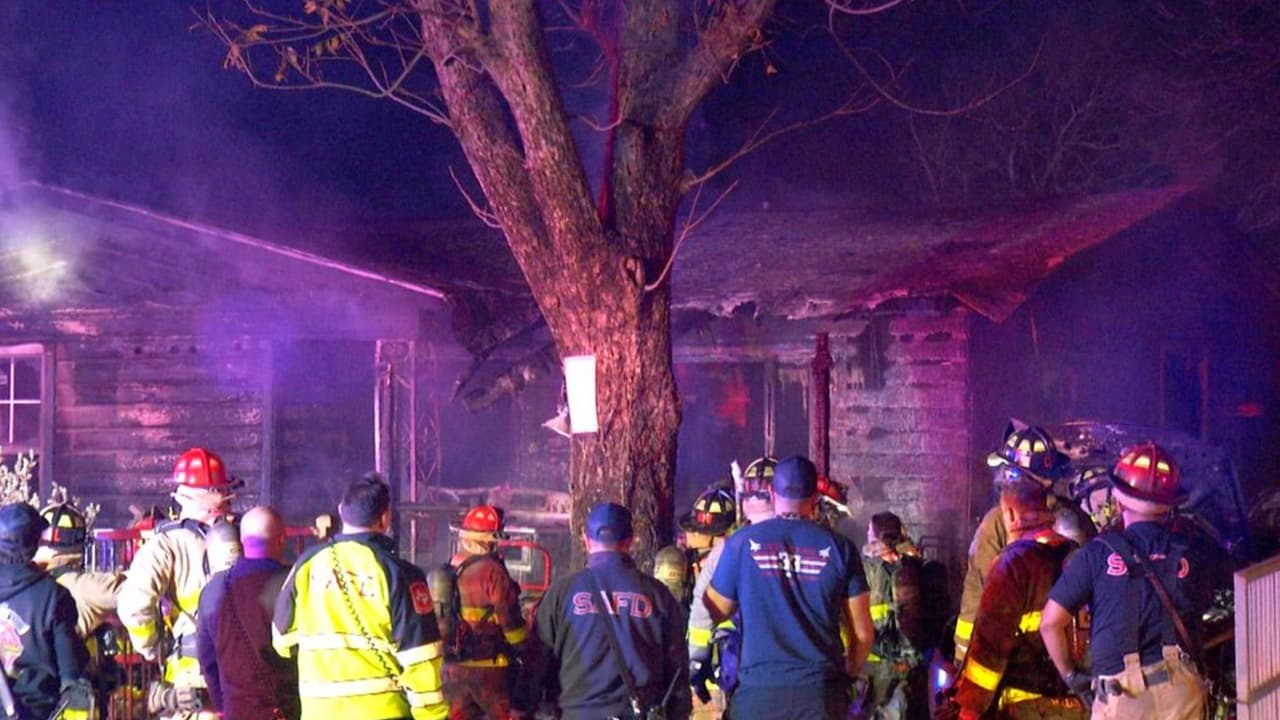 Poco antes de las
<b>2:00 de la madrugada del jueves</b>, se reportó otro incendio en una casa ubicada sobre
<b>Loma Park, cerca de la calle Culebra</b>, en el lado este de la ciudad. En un inicio se informó que
<b>había niños atrapados</b>, lo que generó una fuerte movilización de emergencia.
<br>
<br>Autoridades confirmaron que
<b>todas las personas lograron salir a salvo</b>. Parte de la vivienda y
<b>dos vehículos</b> resultaron con daños considerables. Hasta el momento,
<b>la causa del incendio no ha sido determinada</b> y no se reportaron heridos.
<br>