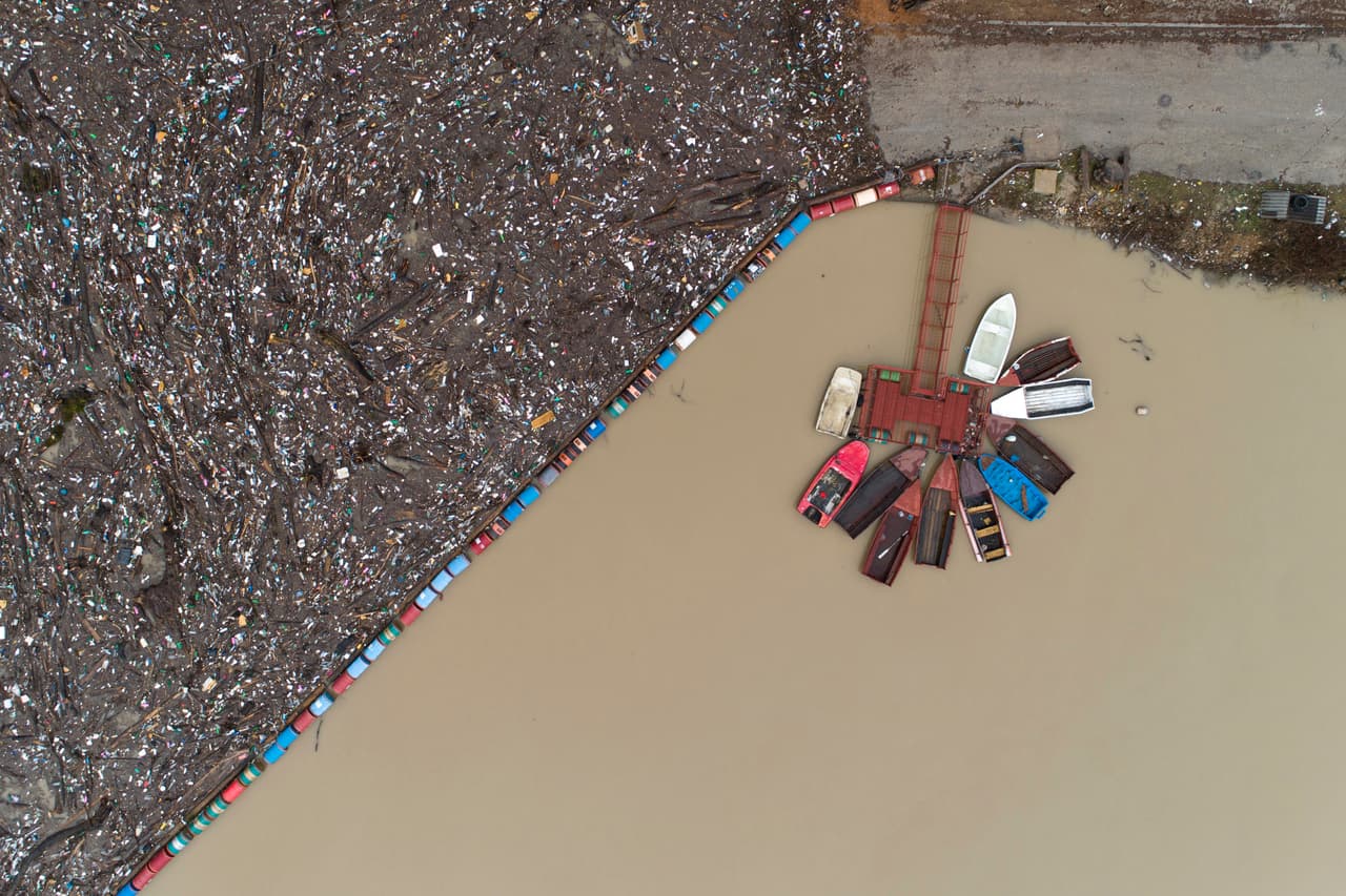 Recoger la basura que se acumula toma como seis meses y luego sobrepasa la capacidad de Visegrado. "Los incinaderos del vertedero municipal siempre están encendidos", dijo Dejan Furtula, del grupo ambientalista Eko Centar de Visegrado. Las condiciones en el lugar no son solo "un gran peligro ambiental y para la salud", pero también algo "muy vergonzoso para todos", le dijo a la AP.
<br>