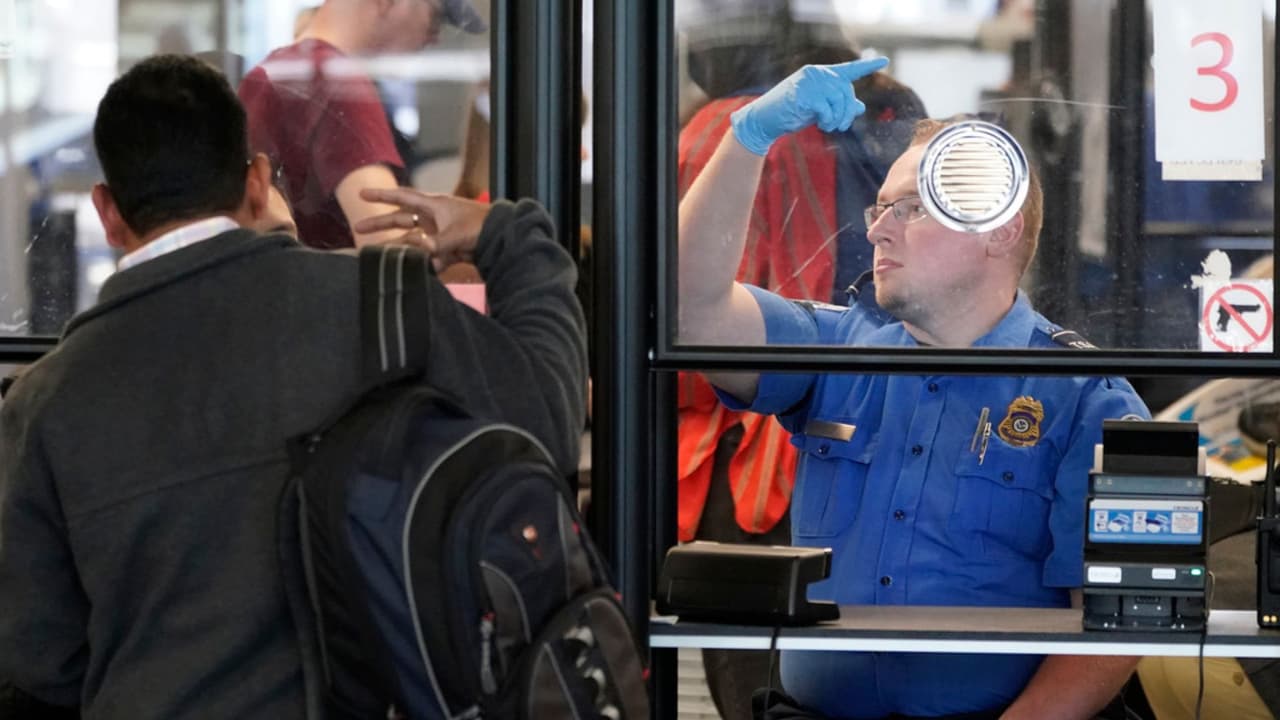 <h2 class="cms-H2-H2">Señales que indican a los agentes de migración o de TSA que no tienes documentos</h2>
<br>
<br>De acuerdo con abogados consultados por
<i>Univision 19</i>, los
<b>agentes federales de migración ponen atención a las personas que</b>:
<br>- Viajan sin una Visa de turista
<br>-
<b>No hablan bien inglés</b>
<br>- Viajan con un pasaporte que no es de Estados Unidos
<br>
<br>La recomendación en este caso es que si decides viajar en avión dentro de Estados Unidos, es mejor que no lleves tu pasaporte nacional, pues eso puede delatarte como un inmigrante indocumentado.