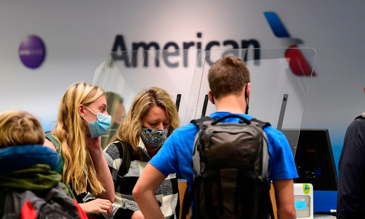 Las cancelaciones de vuelos de American Airlines en LaGuardia y otros aeropuertos superan las 2,000