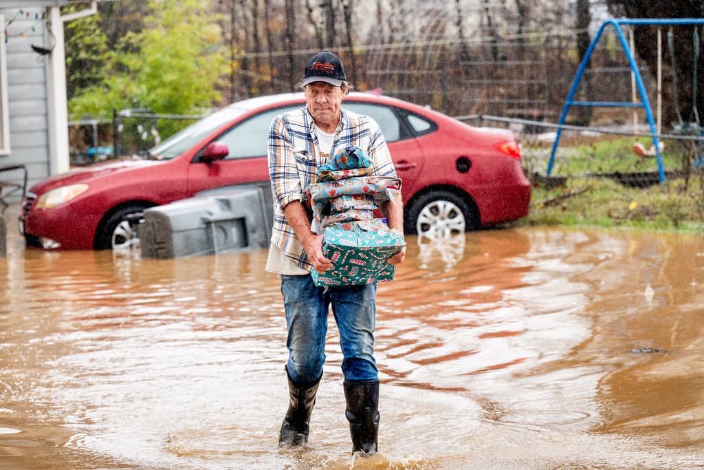A Steve Wogoman, residente de la ciudad de
<b>Redding, al norte de California, </b>las inundaciones lo sorprendieron el lunes, 21 de diciembre, en la casa de su cuñada. Algunos regalos que debía ayudar a entregar esta Navidad se dañaron.