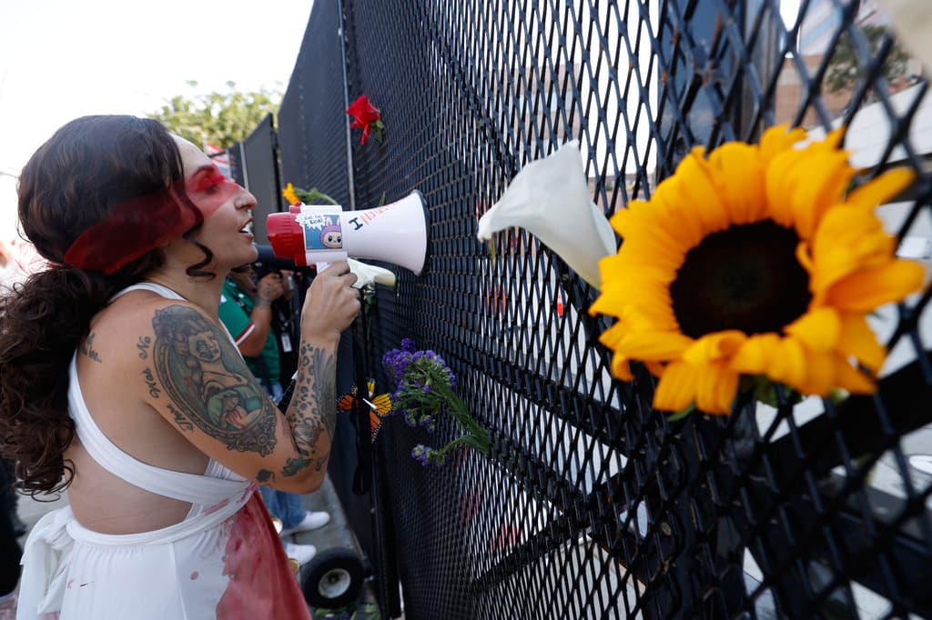 Temprano en la jornada, los manifestantes enviaron mensajes a los ingresados en el Centro de Detención Metropolitano en Los Ángeles y dejaron flores en los portones. También
<b>repudiaron las redadas de inmigración</b> y relataron
<b>los daños que han sufrido miles de familias trabajadoras</b>.