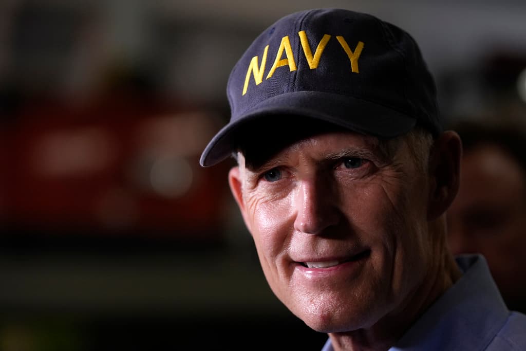 <b>Rick Scott</b>, senador republicano y exgobernador de Florida, realizó una publicación en su cuenta de X: “Esto
<b>fue claramente un intento de asesinato al Presidente Trump. </b>Me alegro de que aparentemente está bien y estoy orando por él y por todos los que estuvieron en la manifestación.Hay CERO tolerancia a la violencia. Espero que este monstruo ya sea capturado y procesado con todo el peso de la ley”.