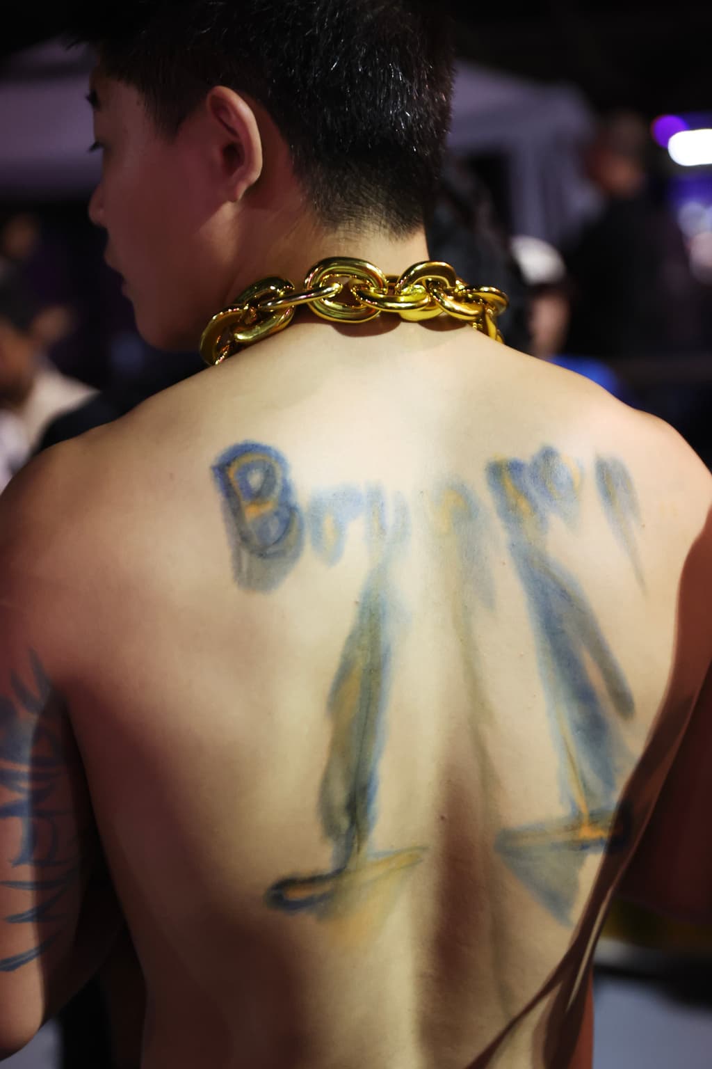 Con la temperatura en los mediados 80 Fahrenheit, en Manhattan, los dibujos que algunos se hicieron parecían derretirse, aunque la pasión de los fanáticos de los Knicks seguía intacta. En esta espalda se distingue el
<b>11 y Brunson</b>, número y apellido del
<b>capitán de los Knicks de Nueva York: Jalen Brunson</b>.
<br>
<br>En la victoria del miércoles, en este cuarto partido de la serie, Brunson lanzó un tiro de larga distancia, de 3 puntos. Parecía que no entraría, pero
<b> faltando 1.2 segundos</b>, el alero
<b>OG Anunoby</b>, en un movimiento magistral, dio un toque y encestó el tiro.
<br>
<br>Así fue como los Knicks se colocaron a un partido de ganar el campeonato de la Asociación Nacional de Baloncesto (NBA, por sus siglás en inglés).