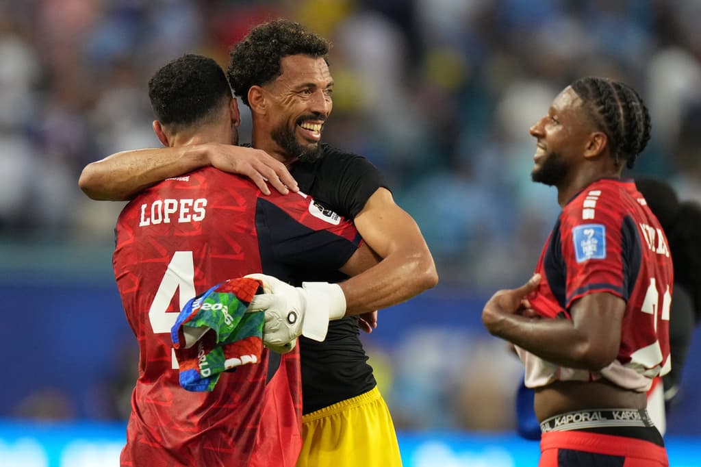 El portero de Cabo Verde, Vozinha, en el centro, reacciona al final del partido.