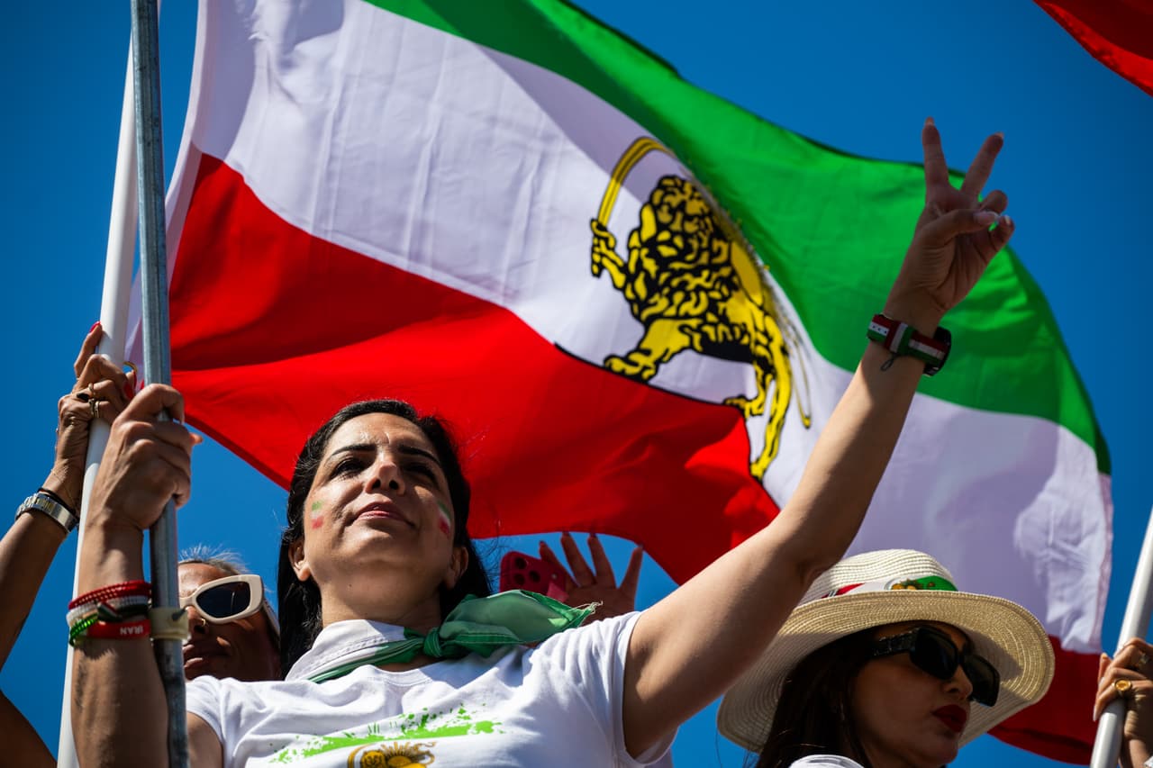 Una mujer levanta el símbolo de la paz durante una protesta en reacción a la prohibición de la FIFA de la bandera prerrevolucionaria de Irán en los estadios del Mundial, el domingo 7 de junio de 2026, en Inglewood, California. (Foto AP/Benjamin Hanson)
<br>