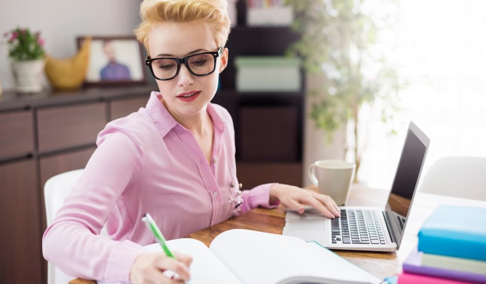 Mujer trabajando por computadora