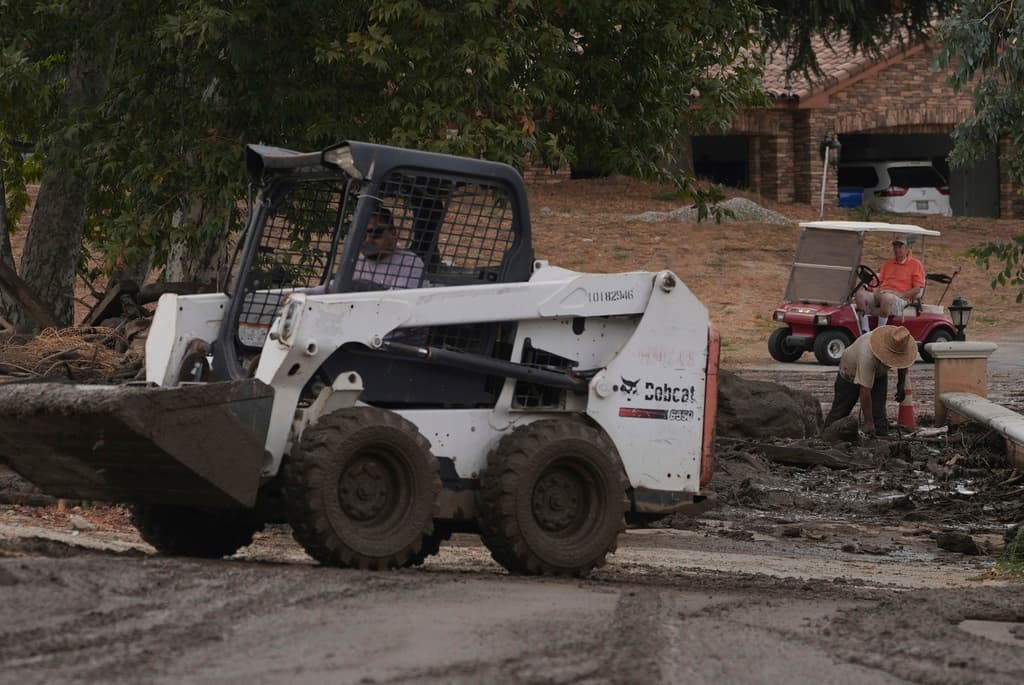 Christopher Prater, oficial de información pública del Distrito de Protección contra Incendios del condado, confirmó que ninguna de las personas atrapadas en la carretera resultó herida o requirió atención médica. Sin embargo, la ruta permanece cerrada hasta el viernes, según informó la Patrulla de Carreteras de California.