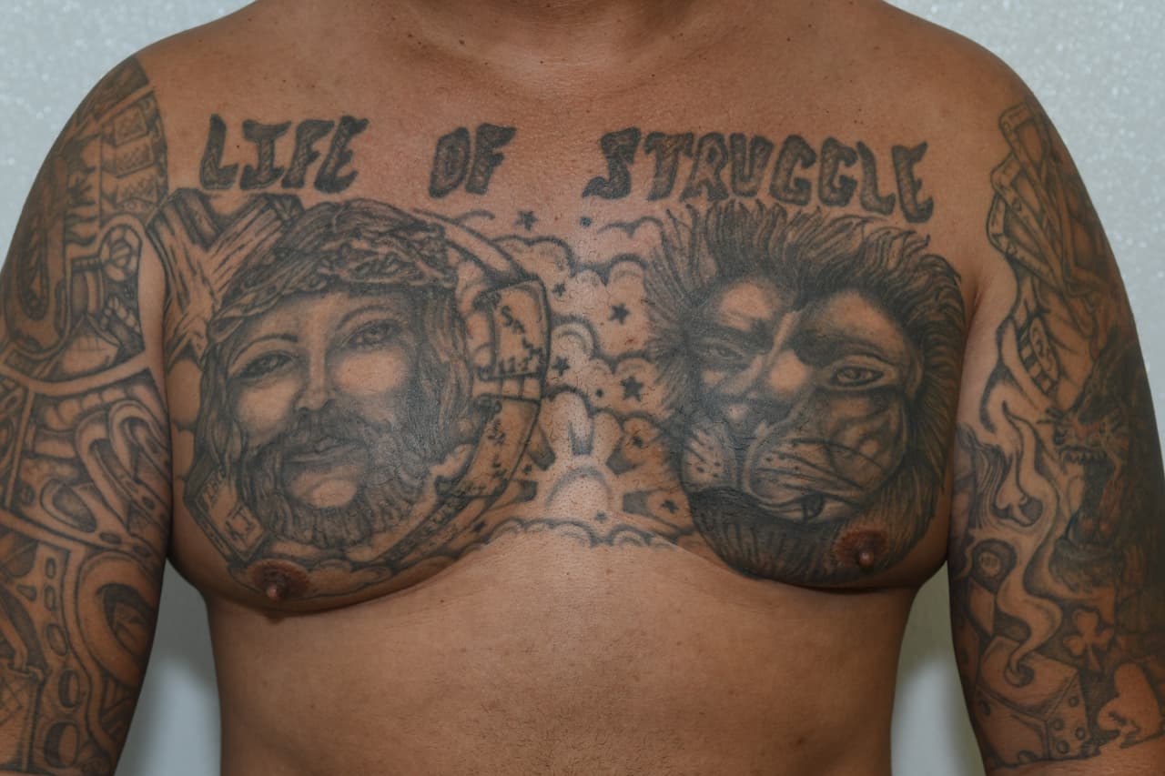 Valdés Galloso fue entrevistado en un cuarto de interrogatorios y le fotografiaron sus tatuajes. El del pecho tiene un mensaje que advierte: "Una vida de lucha”.
<br>