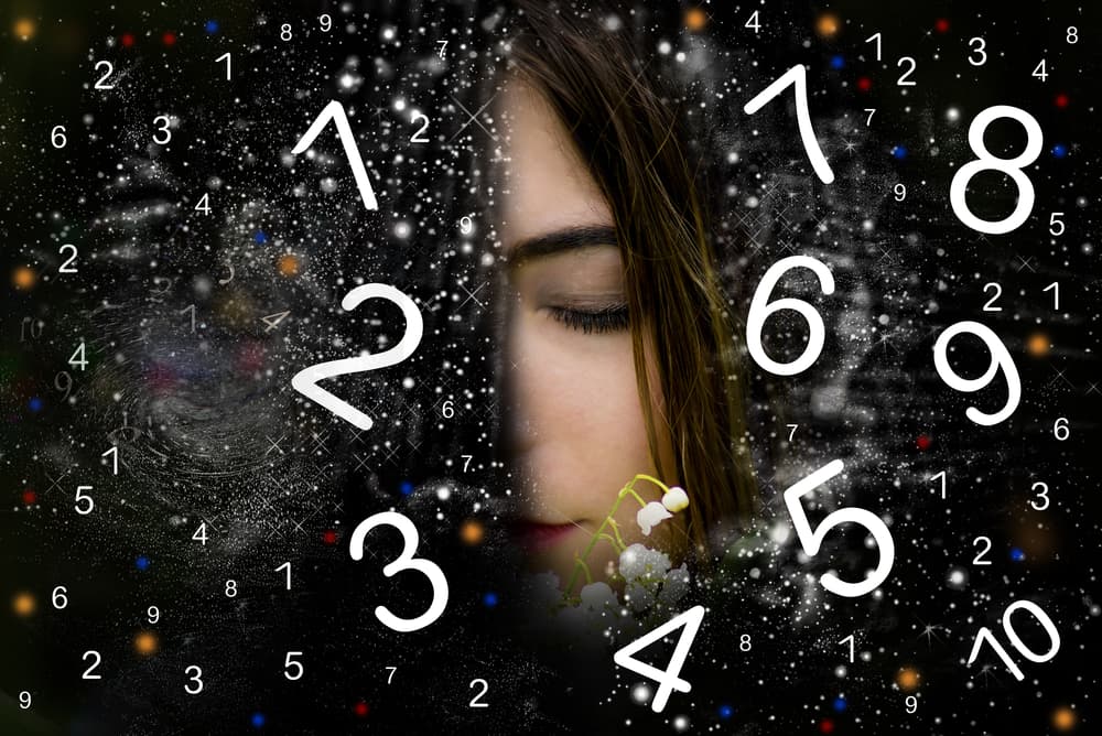 <b>Segundo paso</b>
<br>Una vez que ya tienes tu número constante, el que nunca cambia porque es el de tu día y mes de nacimiento –no se incluye el año ahora- vas a calcular el año personal.
<br>Para calcularlo simplemente añades tu número básico que ya calculaste al año que quieres saber. En este caso el 2018. Como hemos visto el 2018 es un año que al sumar sus dígitos te da como total el 2 (2+0+1+8=11=2) y por tanto, para saber en qué ciclo estás o cuál será tu año personal en el 2018 sumarás tu número base (el total de tu día y mes de nacimiento que ya calculaste) con el 2 que corresponde al año 2018.