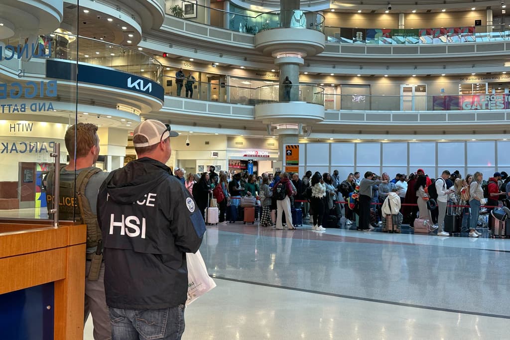 El alcalde de Atlanta, Andre Dickens, informó que
<b>los agentes federales apoyarían en manejo de filas y control de multitudes dentro de las terminales domésticas</b>, y aclaró que
<b> la medida no está destinada a realizar operativos de inmigración.</b>
<br>
<br>Dickens indicó que los agentes de ICE y de HSI
<b>reportarán directamente a la TSA durante la duración de esta asignación.</b>
<br>