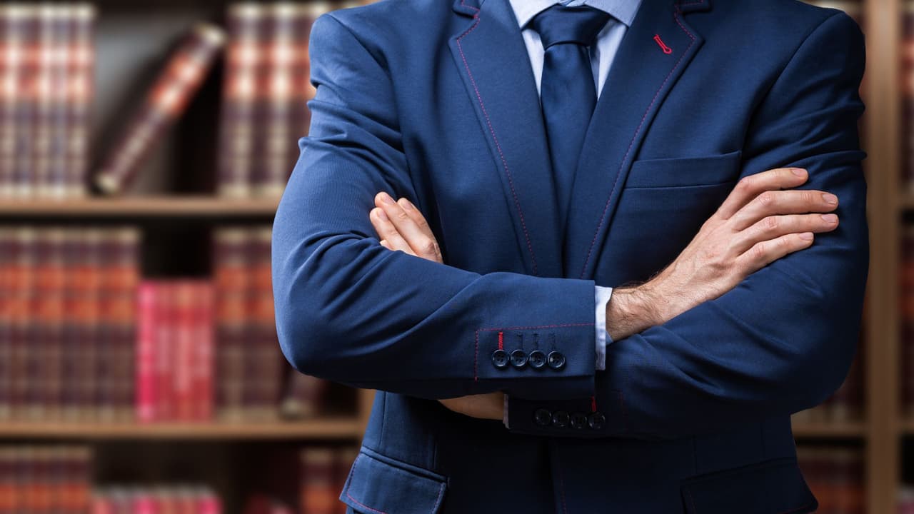 <h3 class="cms-H3-H3">Qué hacer si tienes un problema con tu abogado</h3>
<i>State Bar of Texas</i> administra
<b>el sistema disciplinario.</b>
<br>Este proceso permite
<b>presentar quejas formales cuando existe una posible violación ética</b>, aunque no resuelve disputas de dinero 👉🏻
<a href="https://www.texasbar.com/Content/NavigationMenu/ForThePublic/ProblemswithanAttorney/GrievanceEthicsInfo1/File_a_Grievance.htm" target="_blank">haz clic aquí para conocer más</a>
<br>📬 Su dirección postal:
<b>State Bar of Texas, Chief Disciplinary Counsel, P.O. Box 13287, Austin, TX 78711</b>
<br>Elegir un abogado en Texas no debe ser un salto al vacío.
<br>
<b>Verificar, preguntar y entender antes de pagar </b>reduce errores y protege a quien ya enfrenta un problema legal.