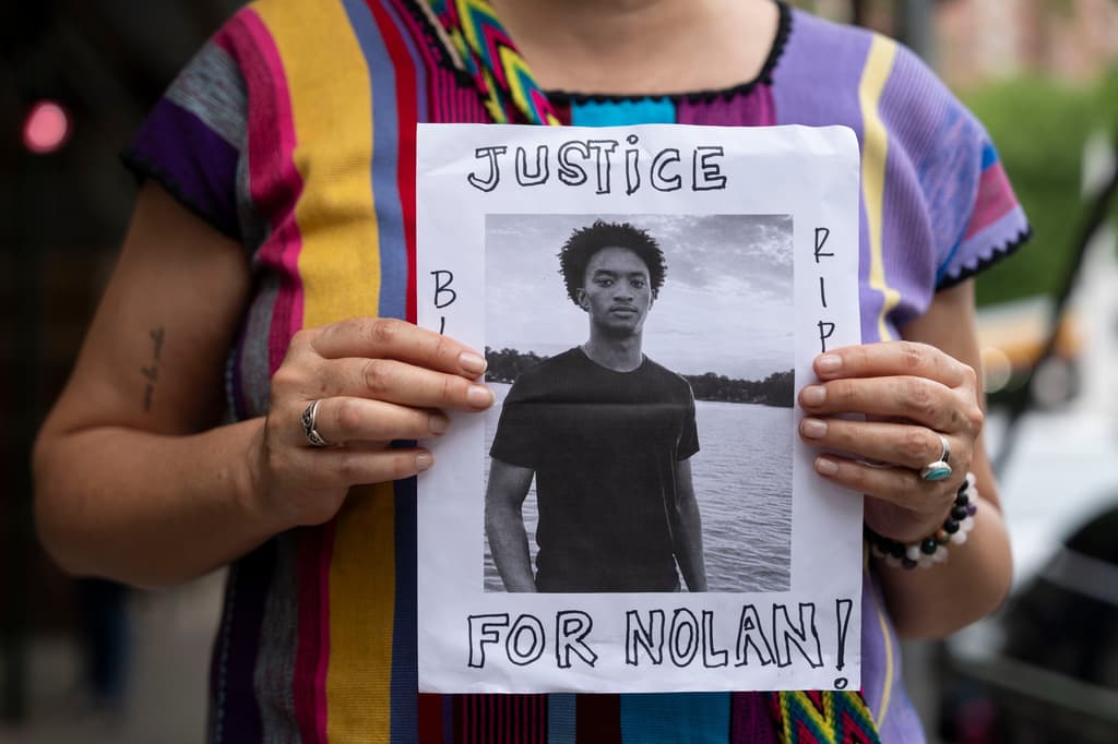 La familia de Nolan Wells protesta después de que el gran jurado se negara a recomendar cargos por su muerte