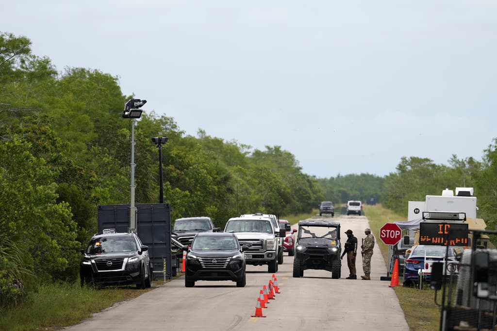 ICE comienza a trasladar a los detenidos de Alligator Alcatraz
