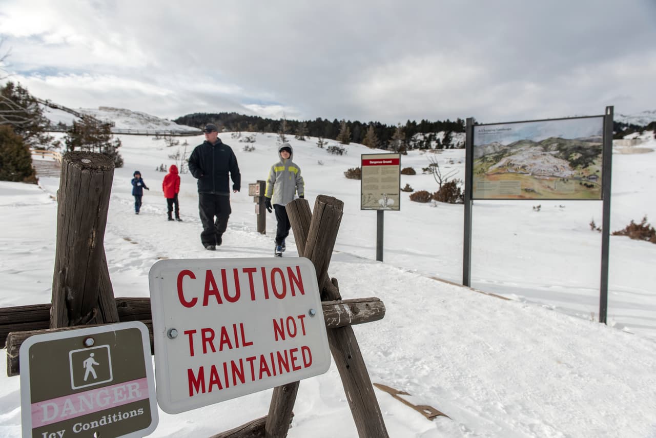 <b>A su propio riesgo. </b>“Peligro, recorrido sin mantenimiento”, se lee en un cartel colocado en el parque Yellowstone en Wyoming. Donald Trump asegura que solo abrirá el gobierno si le dan más de 5 mil millones de dólares para el muro en la frontera con México, y los demócratas del Congreso argumentan que primero se debe abrir el gobierno para luego continuar negociando. 3 de enero de 2019.
