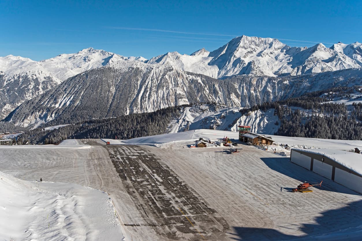 <h3 class="cms-H3-H3">Aeropuerto de Courchevel (CVF), Francia</h3>
<br>
<br>Es conocido por tener una de las pistas más cortas del mundo con solo 537 metros. Es usado por las personas que llegan a esquiar en los Alpes y por lo tanto se encuentra en medio de las montañas.
<br>
<br>Para aterrizar, los pilotos también necesitan hacer maniobras en ángulos agudos para que el avión disminuya la velocidad.
<br>
