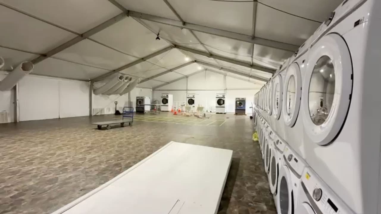 En las instalaciones se fotografiaron lavadoras, secadoras. También había microondas, cafeteras y material de oficinas para mantenerlas operando. Además, había cuartos donde mantenían a los pequeños inmigrantes que iban sin acompañar mientras eran procesados. En estas salas había dibujos y colores.
<b>El lugar cerró con una ceremonia entre agentes de la Patrulla Fronteriza.</b>