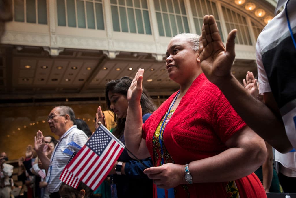 "Los candidatos deber dejar a un lado los nervios": clases y apoyo gratis para el examen de ciudadanía en California