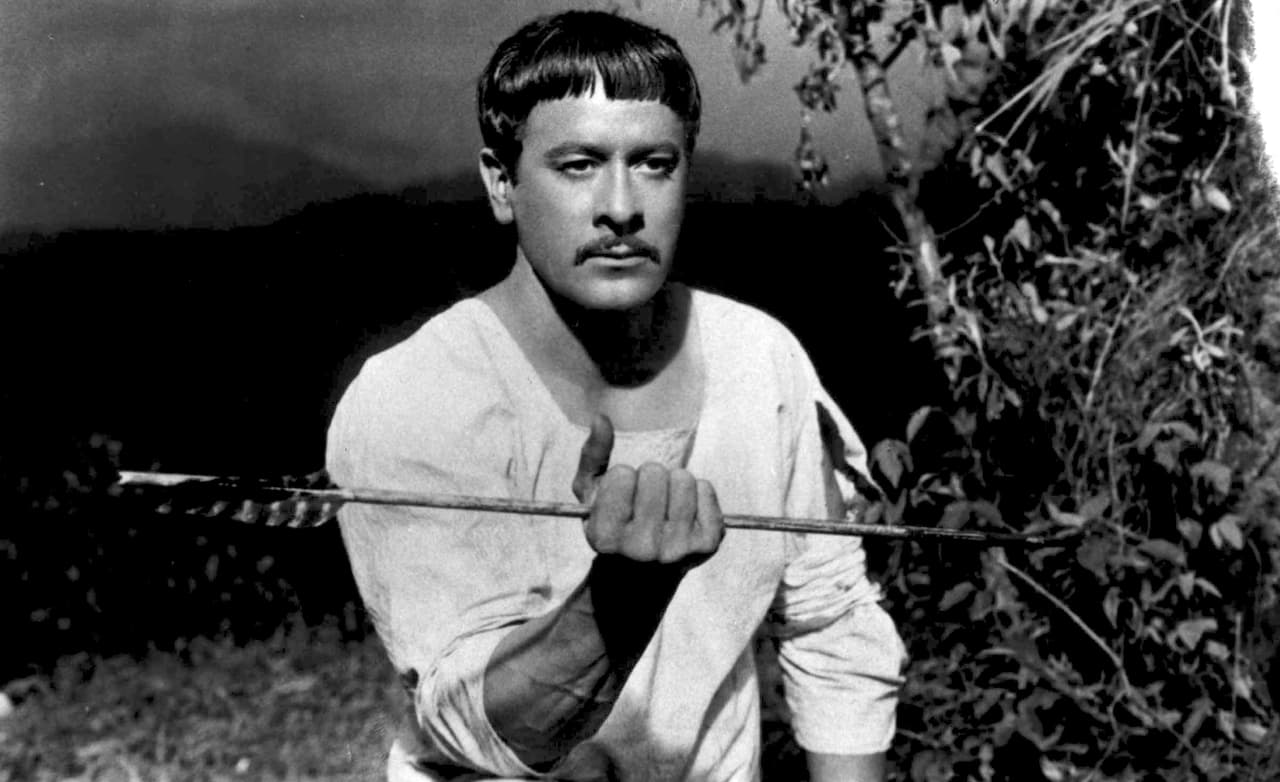 Desde entonces,
<b><a href="https://www.univision.com/galavision/curiosidades-que-no-sabias-de-pedro-infante-fotos#fff353830001" target="_blank">las leyendas y mitos</a></b> alrededor de Pedro Infante han permeado en muchos mexicanos, quienes aseguran que el cantante no murió en ese accidente y que incluso aún está vivo.