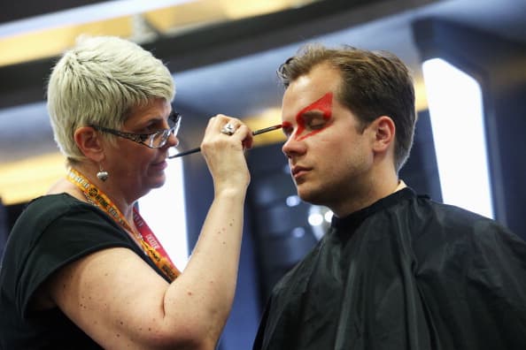 <b>Maquillador profesional para artistas de teatro </b>
<br>Salario medio anual: $121.600
<br>En Nueva York y Nueva Jersey, es donde mejor se paga este trabajo (el salario promedio anual en el resto del país es de $99,000).El trabajo de los maquillistas es muy interesante, porque interactúan y conocen a todo tipo de personalidades.
<br>