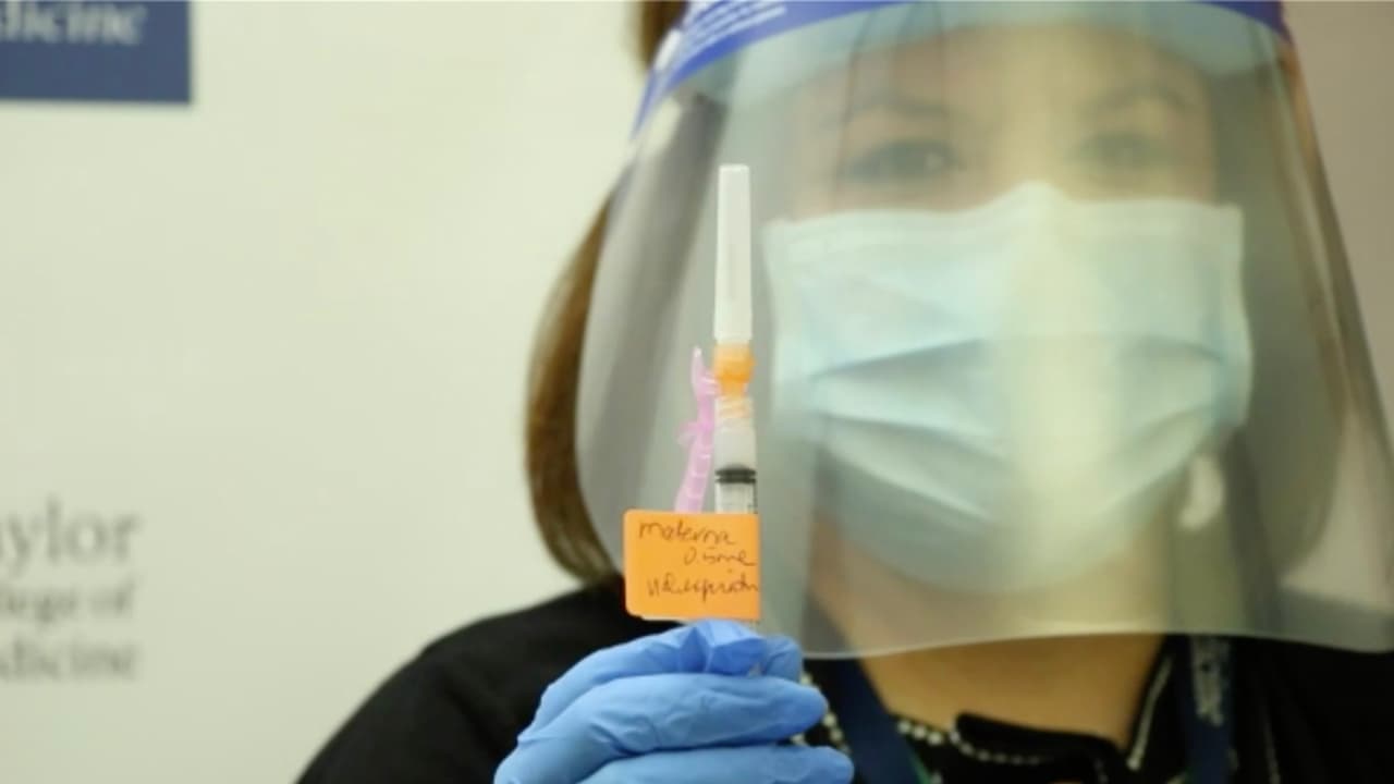Los médicos han escuchado raras razones de parte de las personas que no se quieren
<a href="https://www.univision.com/local/houston-kxln/coronavirus-sarah-beam-pruebas-deteccion-maestra-cfisd-sospechosa-apoyo-houston-texas">vacunar</a>, como ficciones que solo ocurren en las películas.