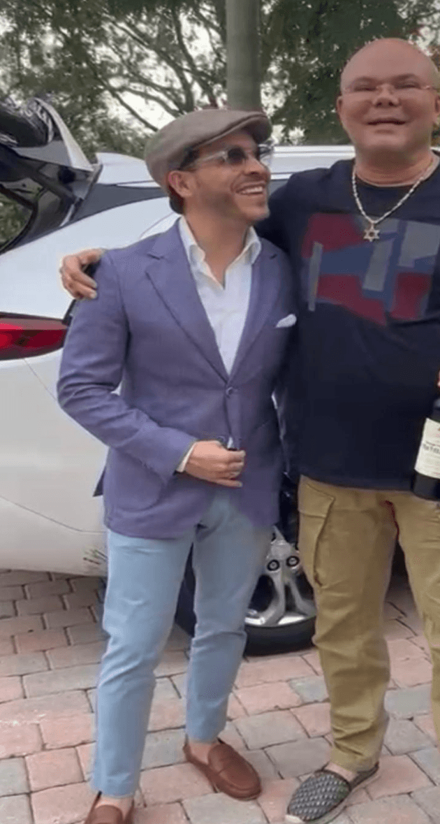 El abogado Abelardo de la Espriella junto al ex informante federal Jorge Luis Hernández, alias Boliche en Miami. Boliche sostiene una botella de vino de una marca producida por el abogado en Italia.
<br>