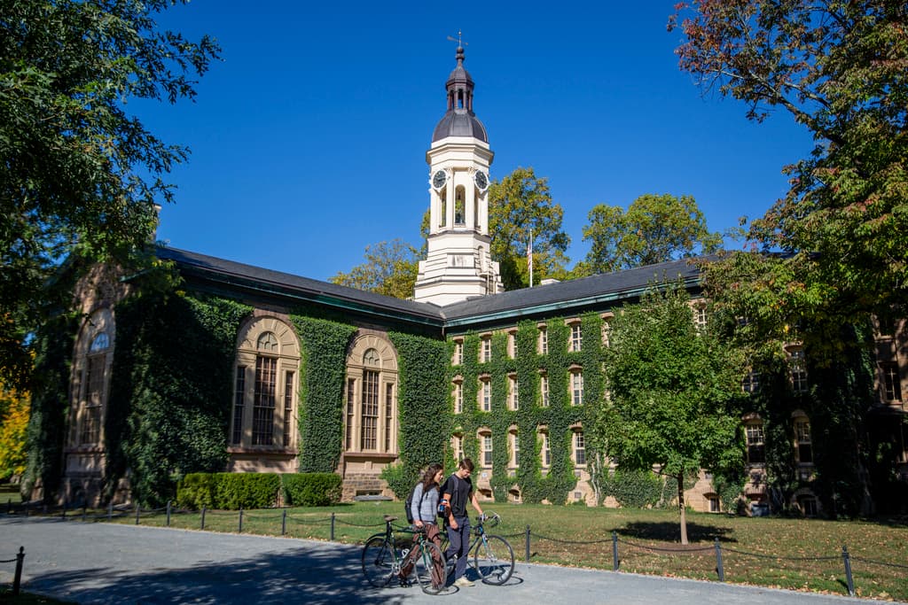 Cómo las universidades tratan de ayudar a estudiantes de grupos más necesitados pese a las políticas de Trump