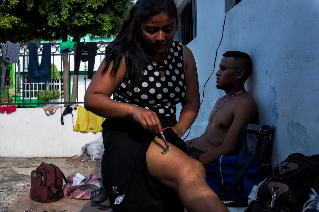 Estela, de 30 años, se depila las piernas en una iglesia de Mazatlán después de viajar por tres días en el tren.