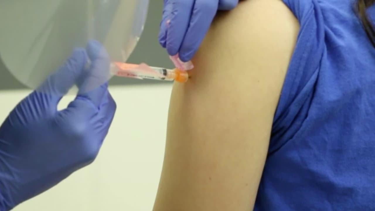 El doctor Yudovich dijo que muchas veces cuando les ofrece la vacuna del
<a href="https://www.univision.com/local/houston-kxln/coronavirus-houston-sylvester-turner-alcalde-positividad">coronavirus</a>, los pacientes o padres de familia se ponen renuentes a recibirla.
